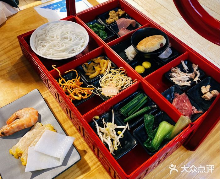 勺子米线·云南传统小吃市集(四方街店)传统过桥米线图片