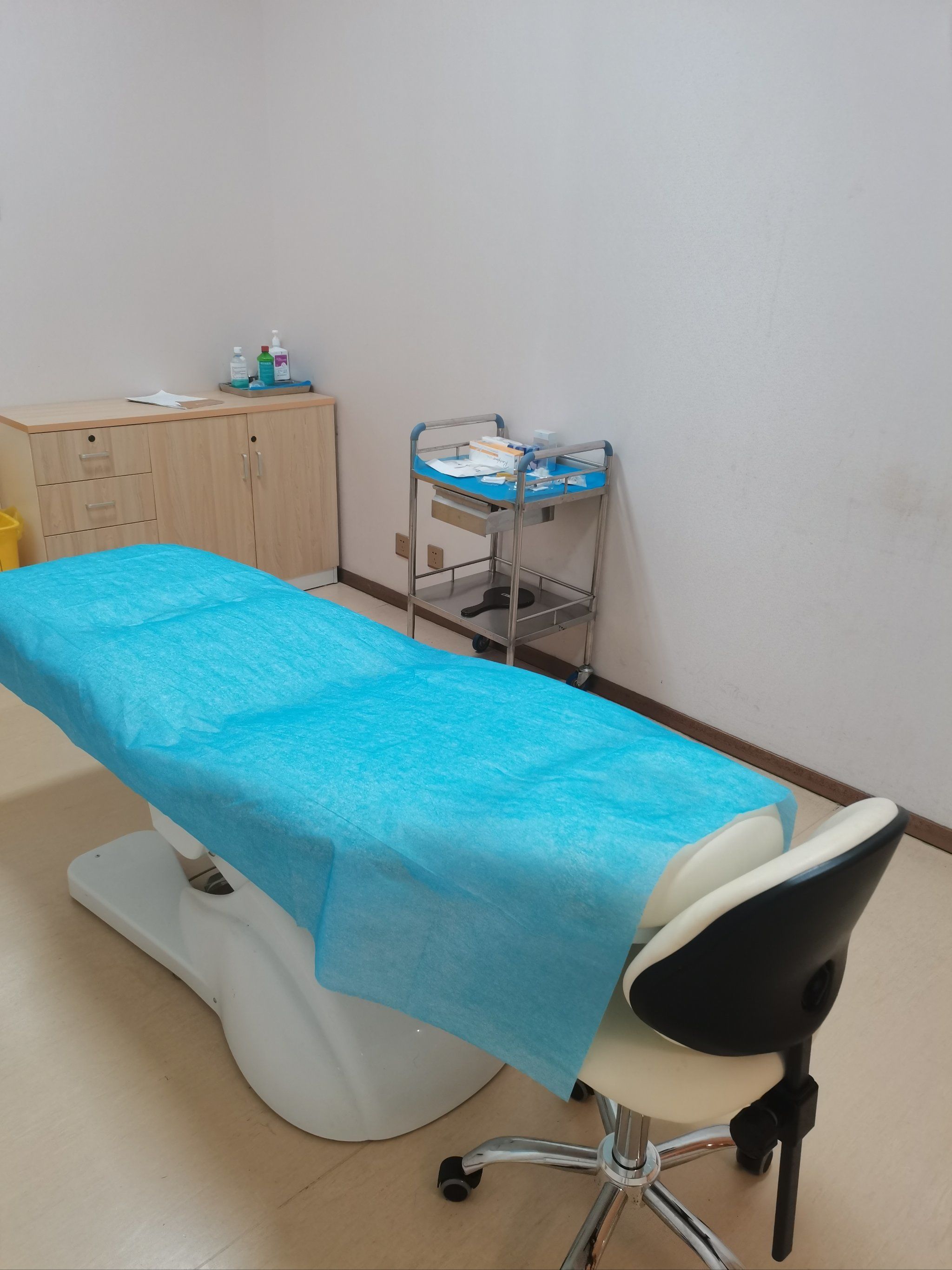 二楼属于皮肤激光美容科,三楼微整注射科,分的比较细,治疗室也很温馨