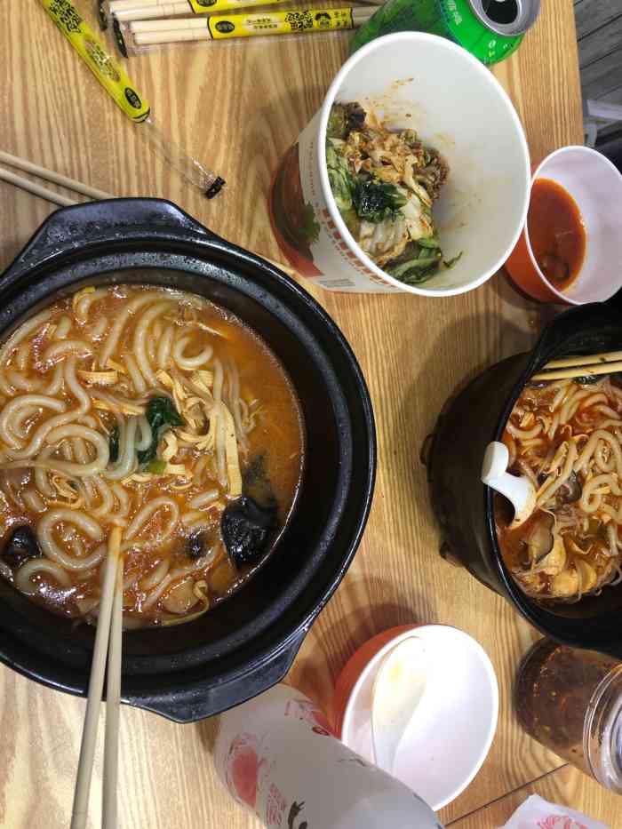老兵砂锅米线-"店面不算大,去的时候已经过了饭点了,客人.