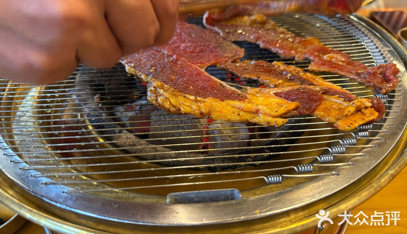 大咬烤肉满足感-闻老头菊花碳烤肉