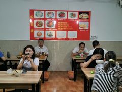 大堂-老字号杨坡红油米线腊汁肉夹馍(东四道巷店)