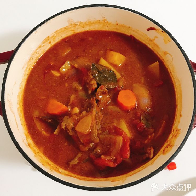 前两天逛超市买了一盒进口谷饲牛肉，很新鲜。主料