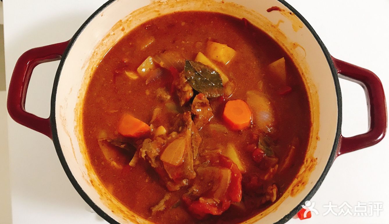 前两天逛超市买了一盒进口谷饲牛肉，很新鲜。主料