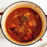 前两天逛超市买了一盒进口谷饲牛肉，很新鲜。主料