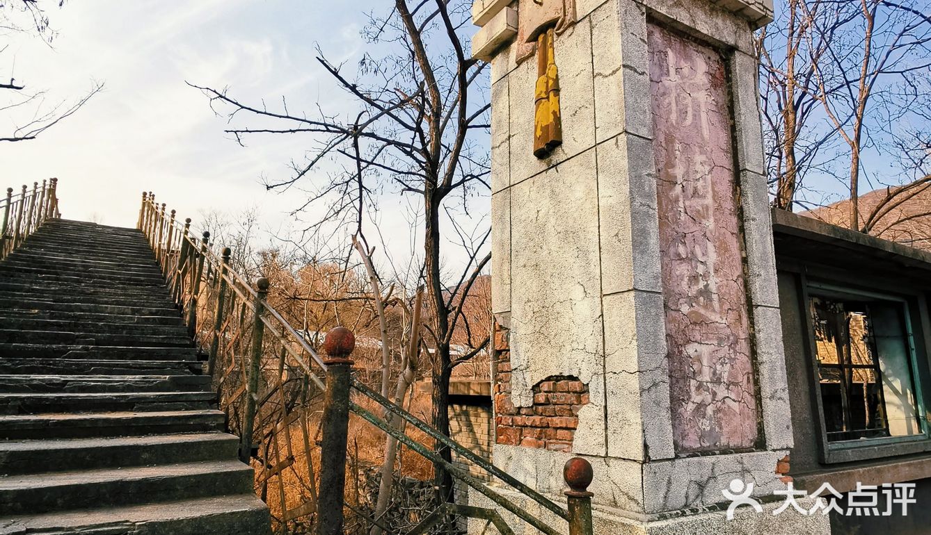 王平煤矿废墟