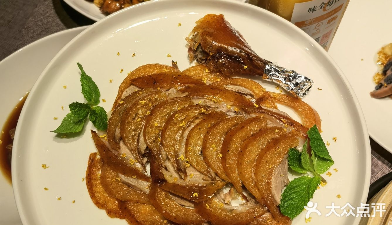 决定来青年餐厅了，定了两桌，服务人员的态度非常好