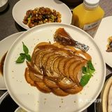 决定来青年餐厅了，定了两桌，服务人员的态度非常好