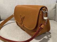 -小飞侠奢侈品回收 寄卖 养护(宝山宝龙广场店)