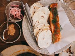 烟熏三文鱼配烤饺子皮和芥末籽酱-BOR Eatery(安福路店)