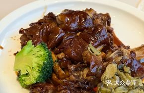 Signature Braised Pork Trotter with Four Golden Dishes