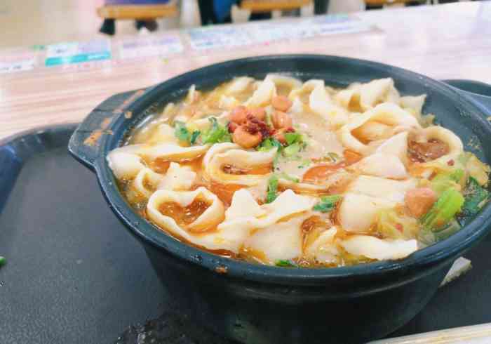 99师院生活馆二楼的武汉热干面家的 砂锅刀削面90 906元 很大一