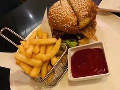 经典美式汉堡配秘制酱汁-WOLFGANG PUCK KITCHEN & BAR(迪士尼小镇店)
