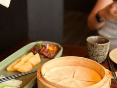 香酥手抓土猪肉配卷饼-卯时·龙光雅宴·精致锡帮菜(惠山古镇店)