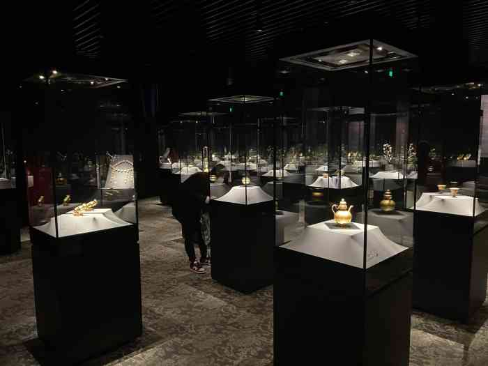 马未都的私人博物馆在上海中心37层环境特好各种瓷器金器佛像收藏品