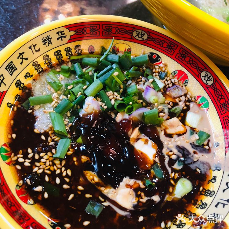 细节到位：撒在冒菜上的和料碗里的花生米特别好吃！