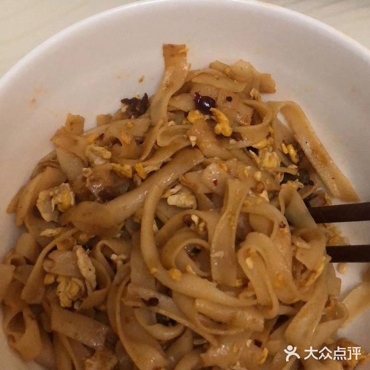 吃一口唇齿生香。梅台巷手工米粉一直坚持这个搭配