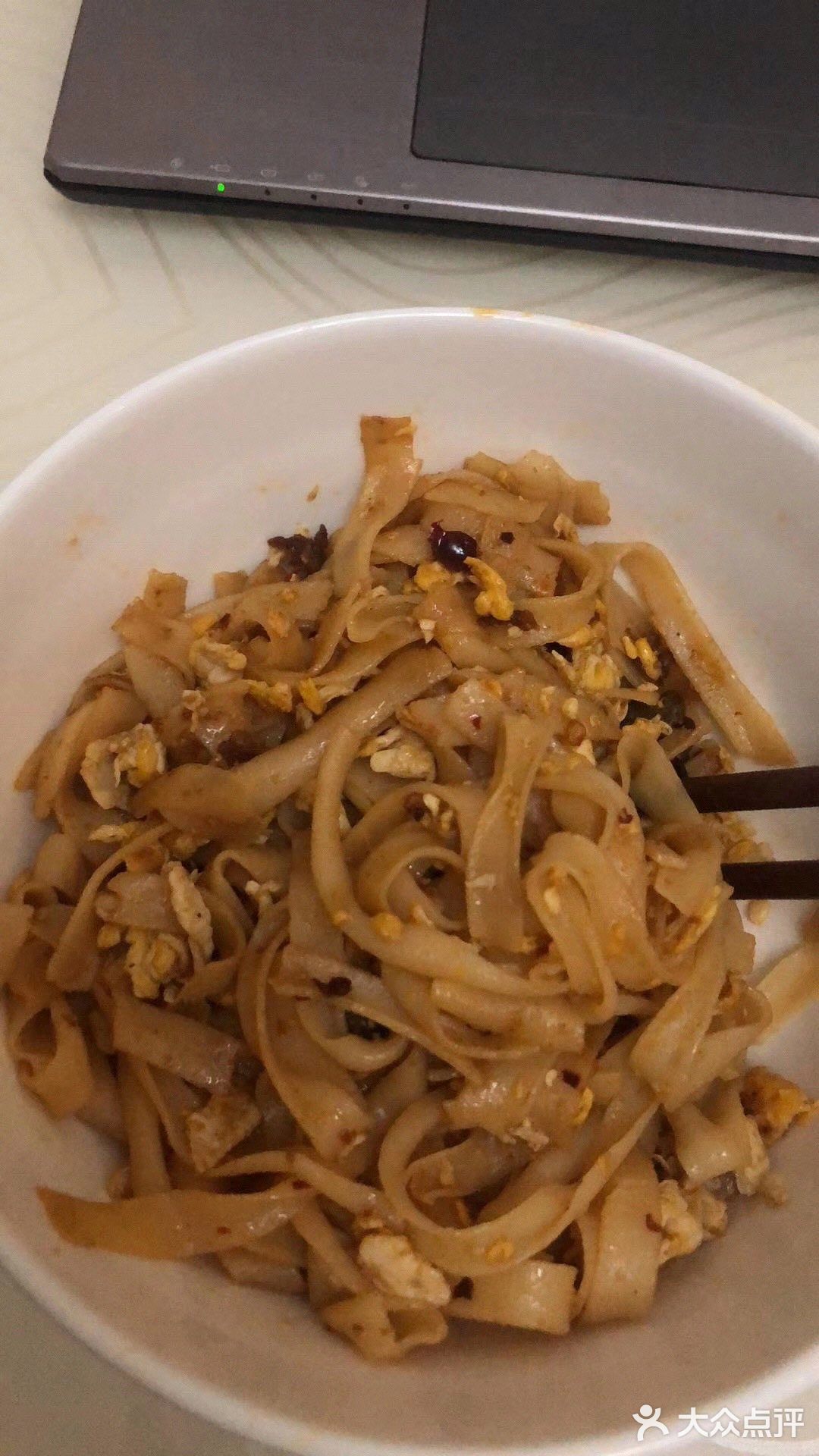 吃一口唇齿生香。梅台巷手工米粉一直坚持这个搭配