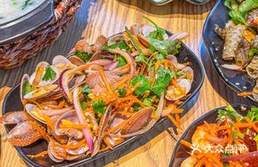 Signature Sauce-Soaked Clams