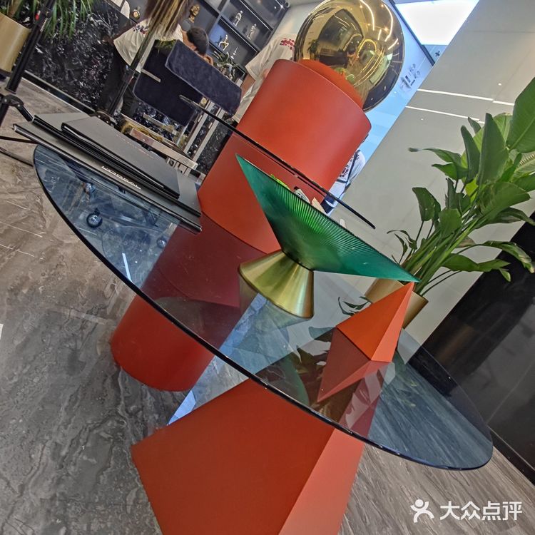 进去就有小姐姐接待,坐在沙发上问你今天要做啥子