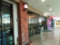 点击看大图 门面-木马造型