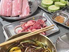 -围炉肉舍•炭烤活鳗•丹东海鲜烤肉(步行街店)