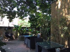 室外咖啡茶饮区-杨桃院子旅馆(厦门鼓浪屿中华红墨店)