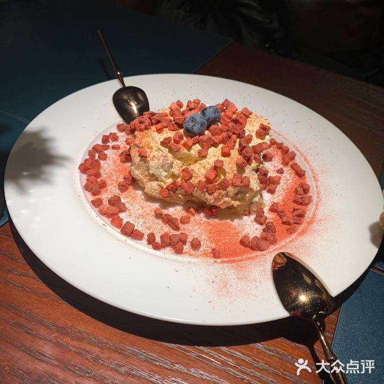 来喽来喽，神仙甜品，草莓味的提拉米苏，颜值就不用我说