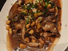 榛蘑干烧鲜鲈鱼-奉天掌柜·非遗猪手·笨饺子(崇山路店)