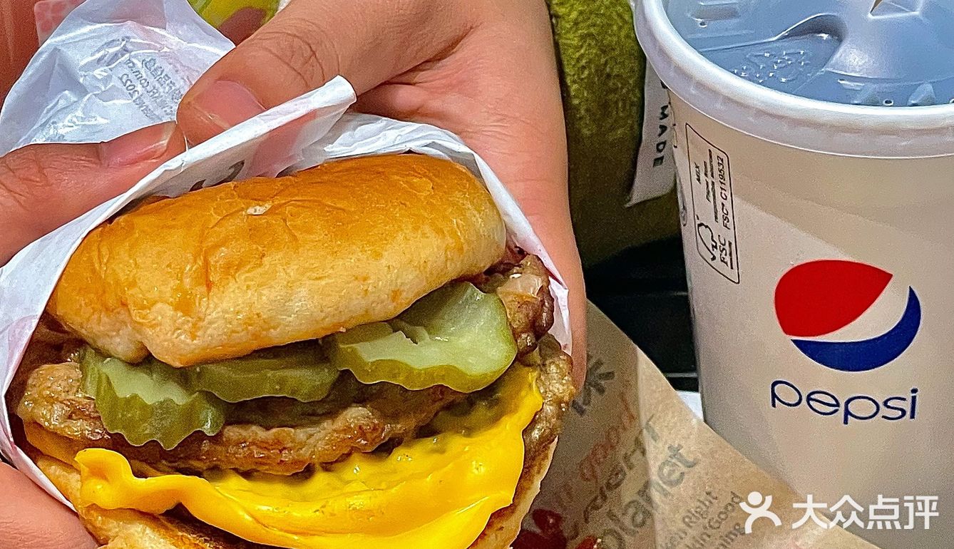 探店｜好吃欸！肯德基这个赔钱汉堡太好吃惹！