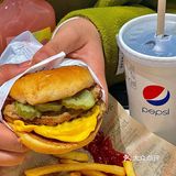 探店｜好吃欸！肯德基这个赔钱汉堡太好吃惹！