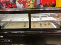 面包甜点陈列柜-九记潮汕现切鲜牛肉自助火锅(新开铺店)