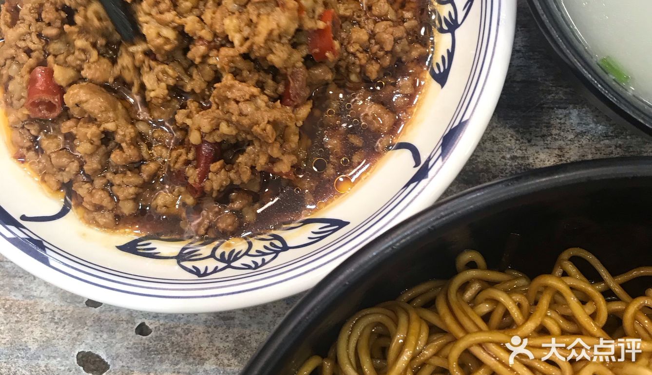 点的葱油拌面， 会附送一碗骨头汤。葱油还是蛮香的
