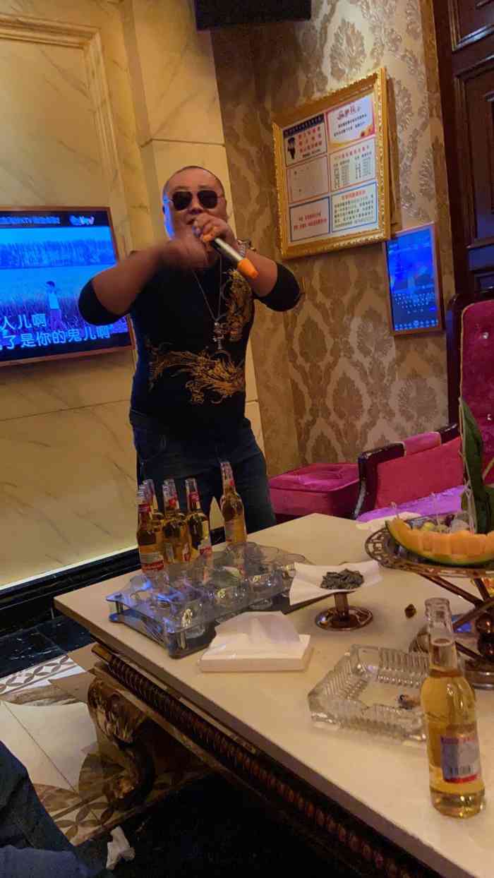 鑫海林ktv-"四个人团购了四张券过去唱歌,结果被告知周.