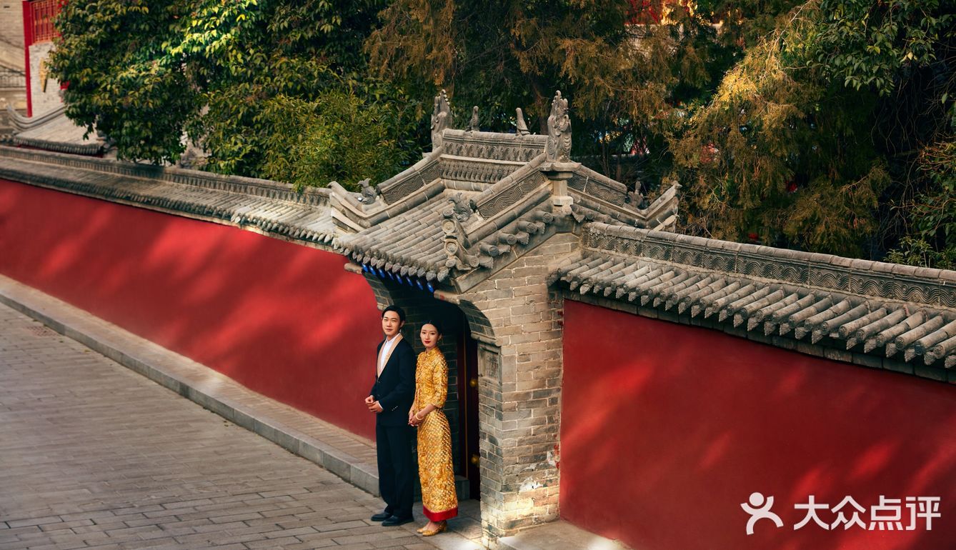 广仁寺婚纱照中式秀禾婚纱照