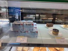 面包甜点陈列柜-咪咕咖啡(北京西单店)