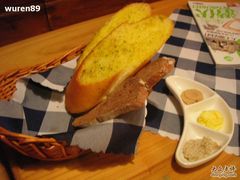 赠送餐前面包-皇冠自酿啤酒坊(中国红街5号楼店)