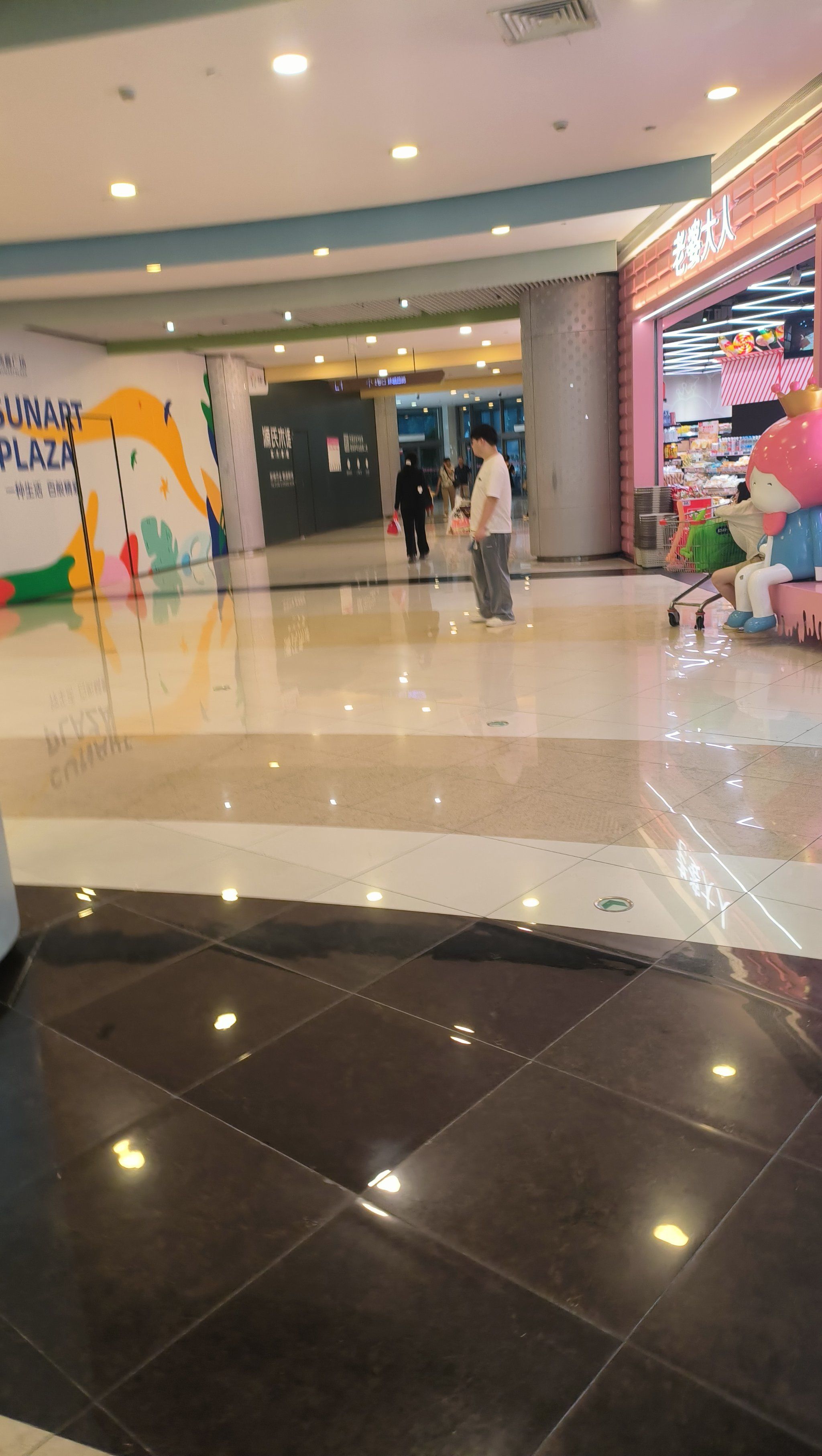 宁波高鑫广场人来人往