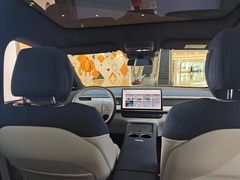 -小鹏汽车(上海静安大融城店)