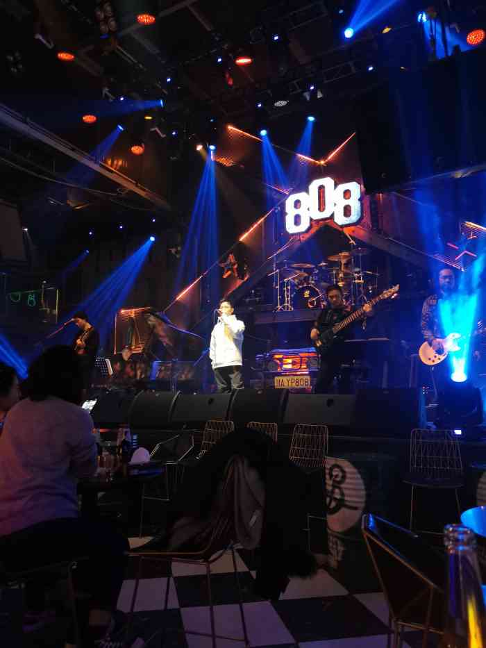 808 livehouse-"一周来了两次,上次是带两个姐妹来体验,今.