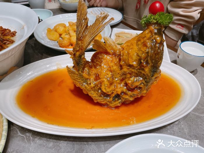 闫府私房菜·百年鲁菜(恒隆店)糖醋鲤鱼图片