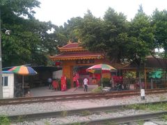 正门要经过一条铁路-荷香居(洞企石路店)