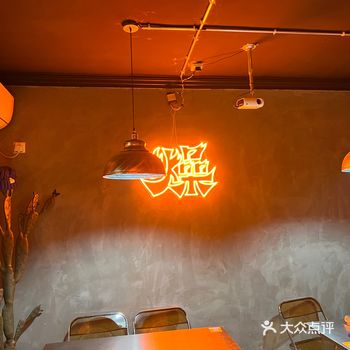 「九街特色烧烤夜啤酒」今天偶然来到这店被外面躺椅的风