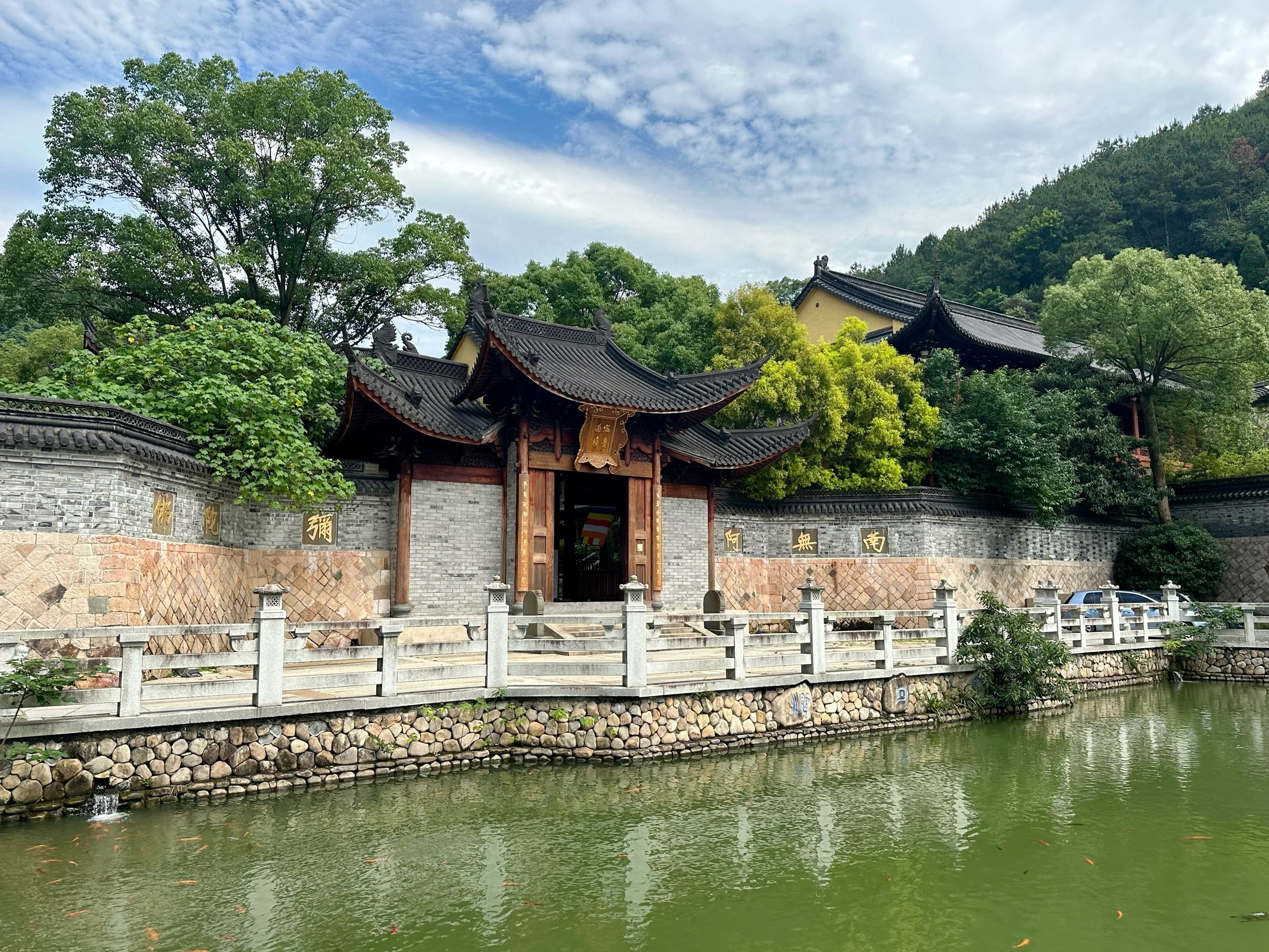 头陀寺座落在瓯海区南白象头陀山麓,傍翼吹