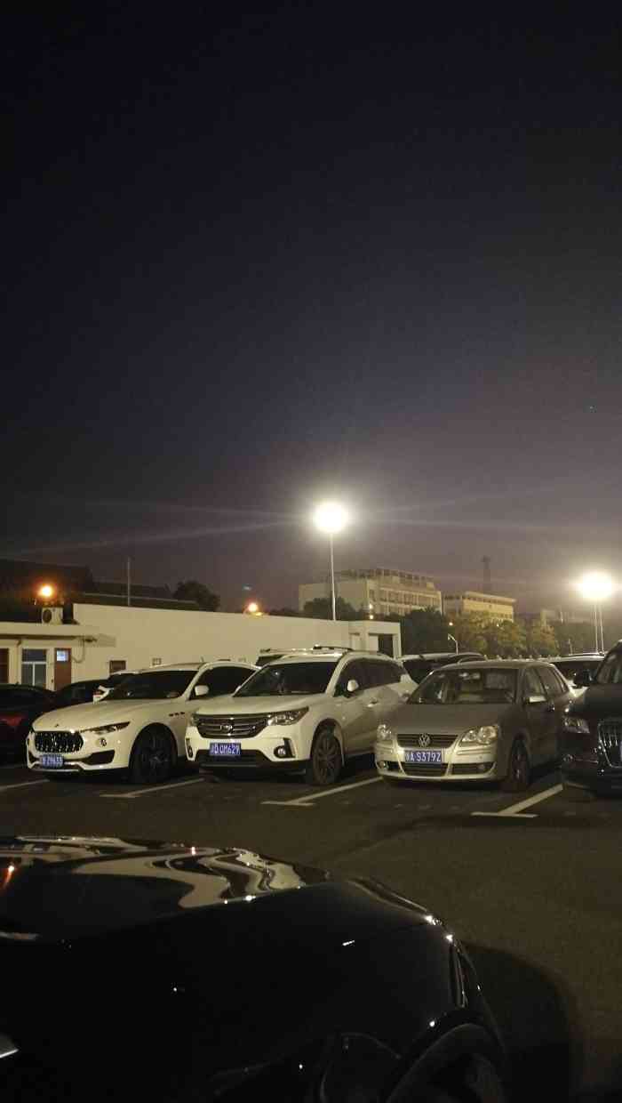 室外停车场夜景图片
