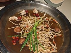 -茅草房·河畔园林火锅