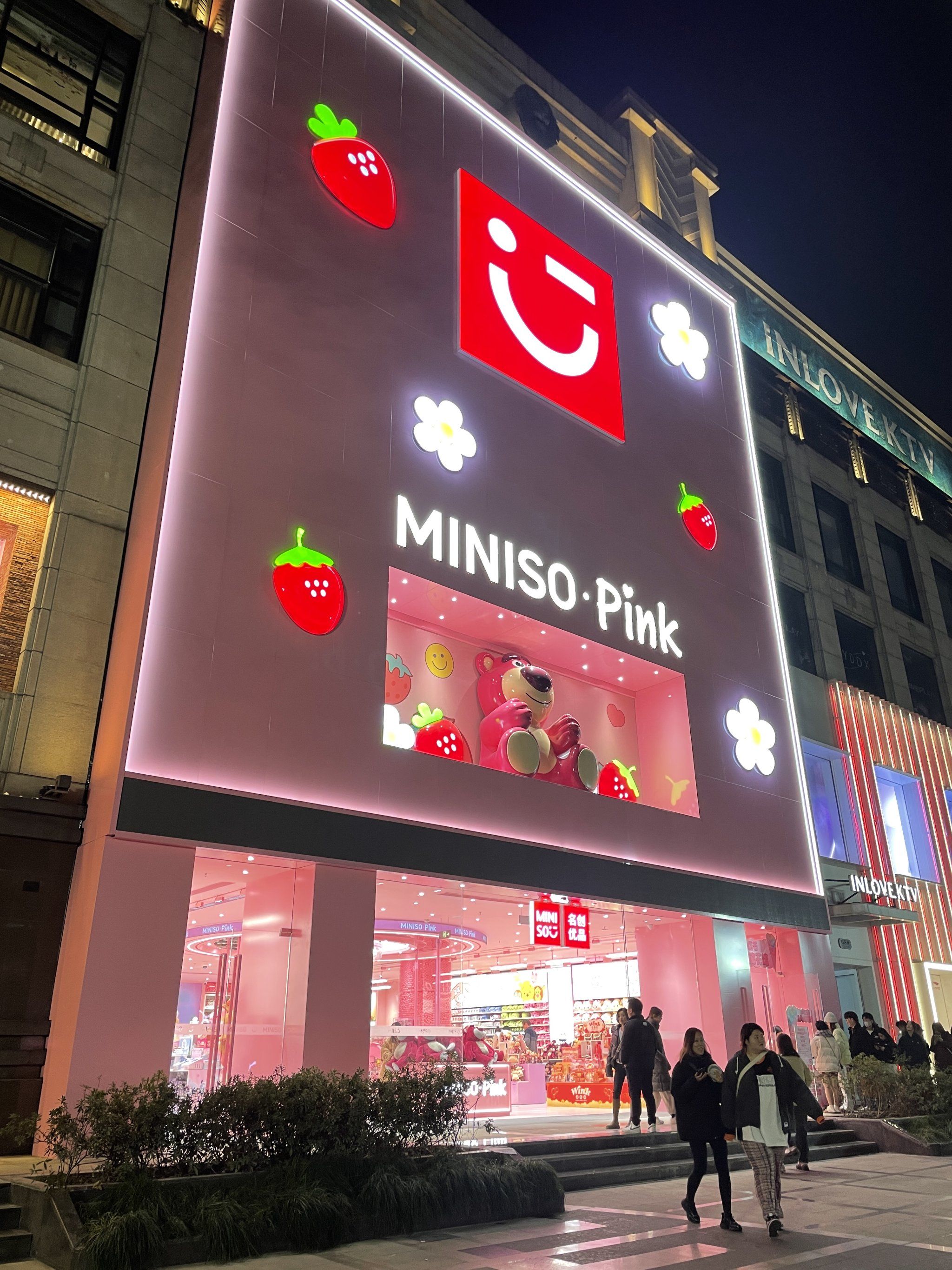 名创优品旗舰店开业啦,根本出不来