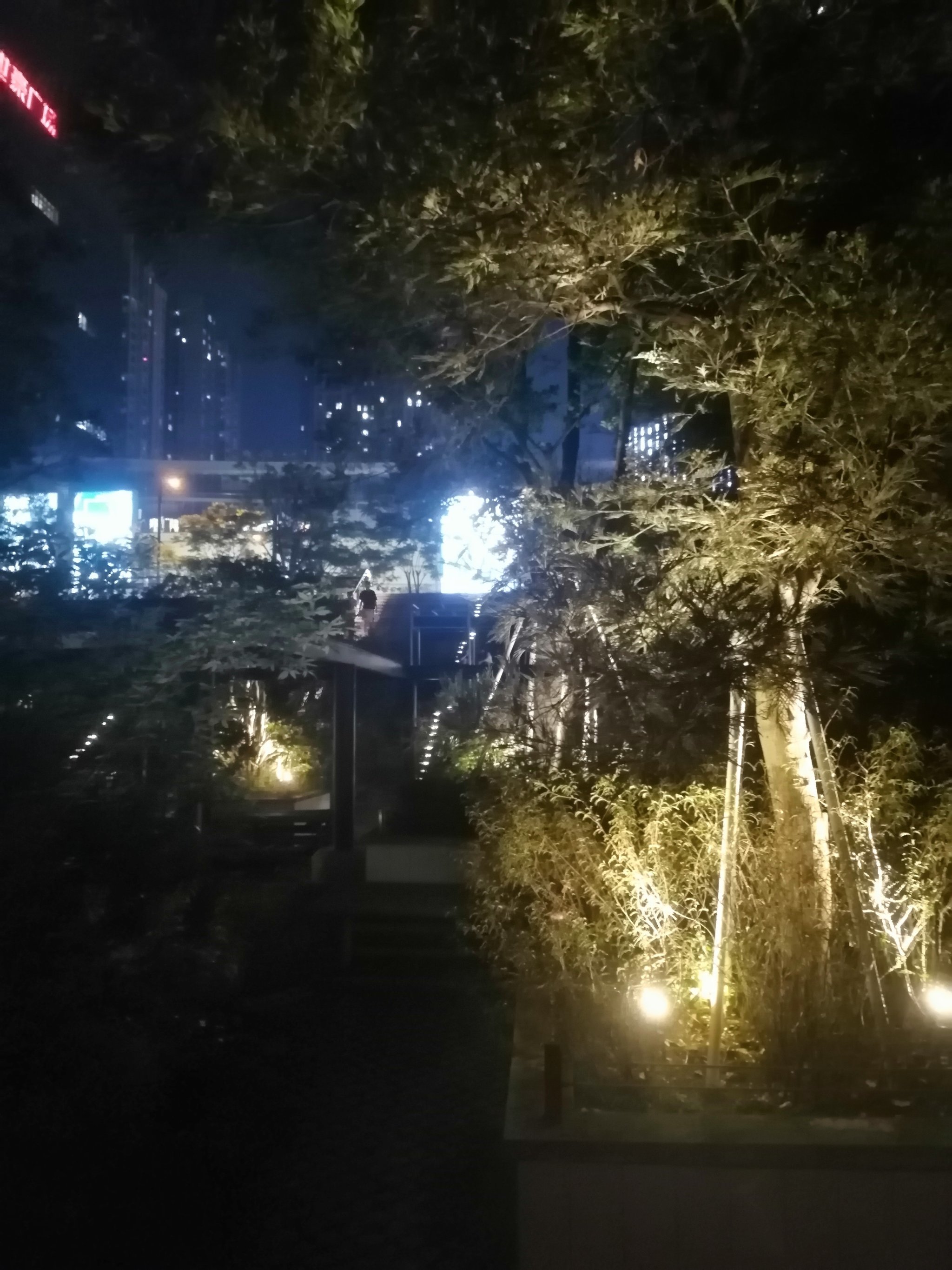 夏夜城市惬意好逛处/大源公园下沉广场
