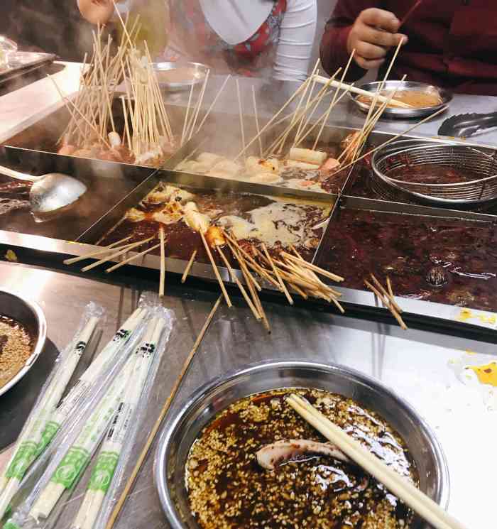 清真小树林串串香-"地点挺好找的.店面不是很大,环境期望能稍.