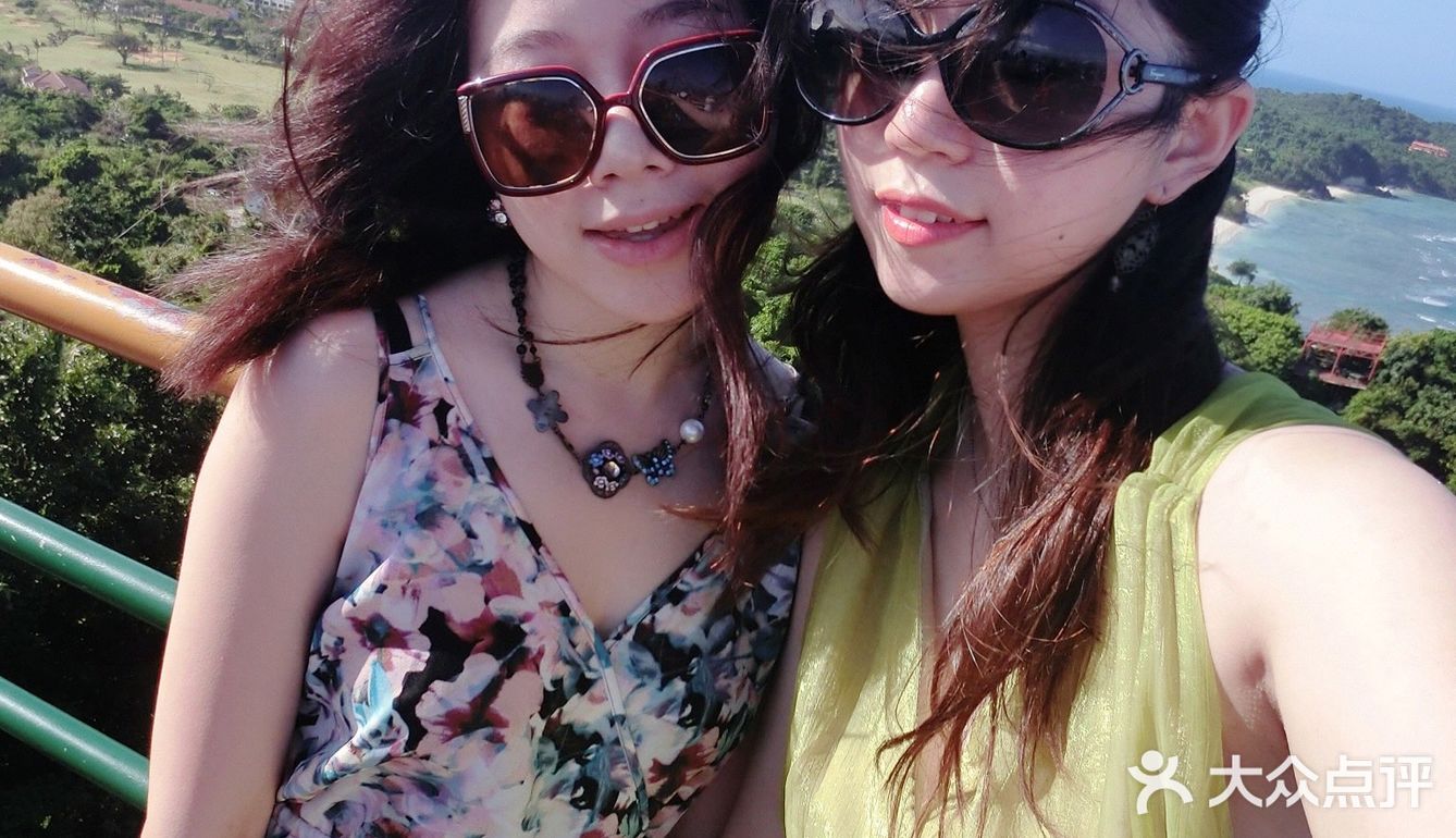 以前是下了飞机坐一个多小时的大巴 再换二十分钟的轮船