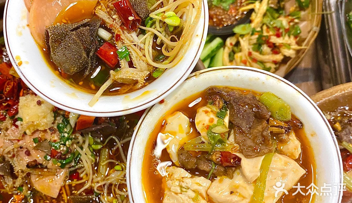 回岳阳必吃的特色烧烤！炭火砂锅烟火气十足！川味好浓🌶️